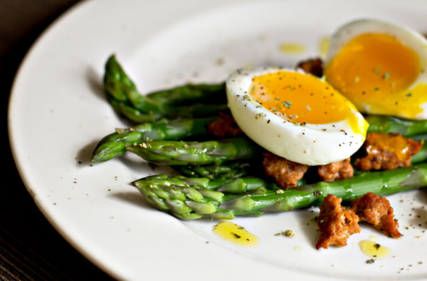 Salad of asparagus, soft-boiled egg and chorizo sausage