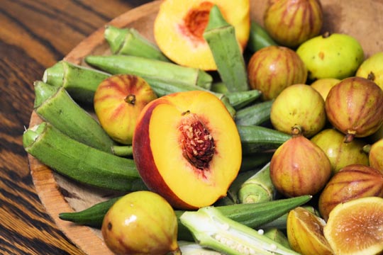 Okra, figs and peaches for a grilled salad