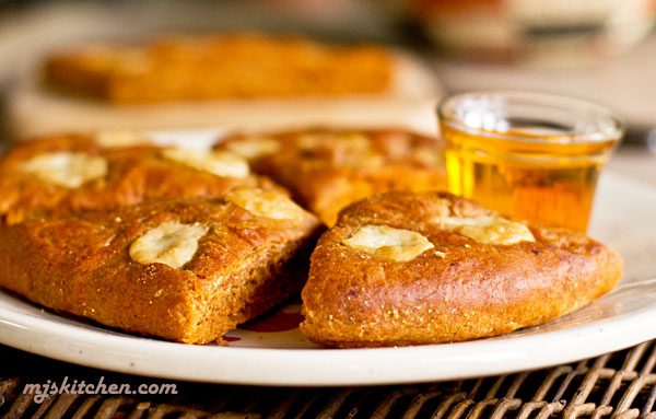 Red Chile Garlic Bread with Manchego Cheese #redchile #manchego mjskitchen.com