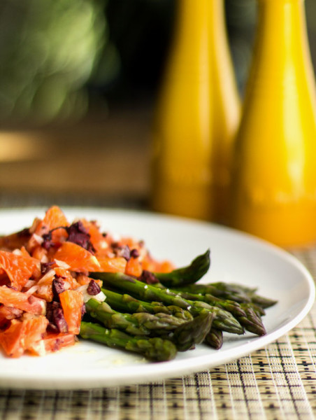 A simple side dish of asparagus with orange and kalamata relish #asapargus #kalamata @mjskitchen | mjskitchen.com