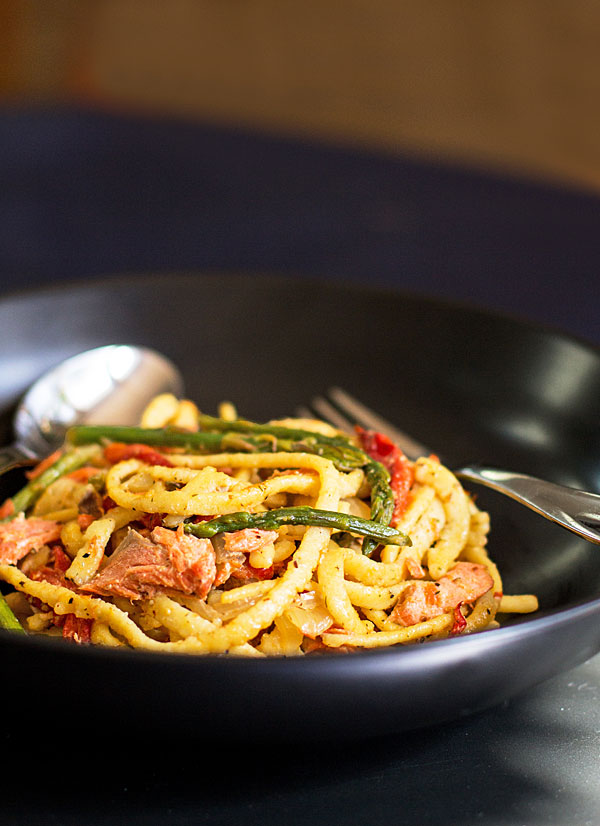 An easy weekday pasta with smoked salmon, asparagus and a lemon mustard sauce #pasta #salmon @mjskitchen
