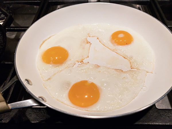 How to fry eggs sunny side up and overeasy #friedeggs @mjskitchen